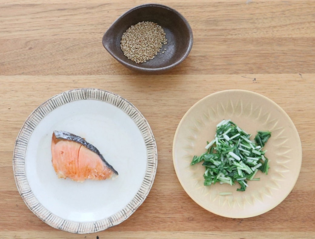 ヘルシー食感でどんどん食べたくなる！　「焼鮭と水菜のおにぎり」つくりかた