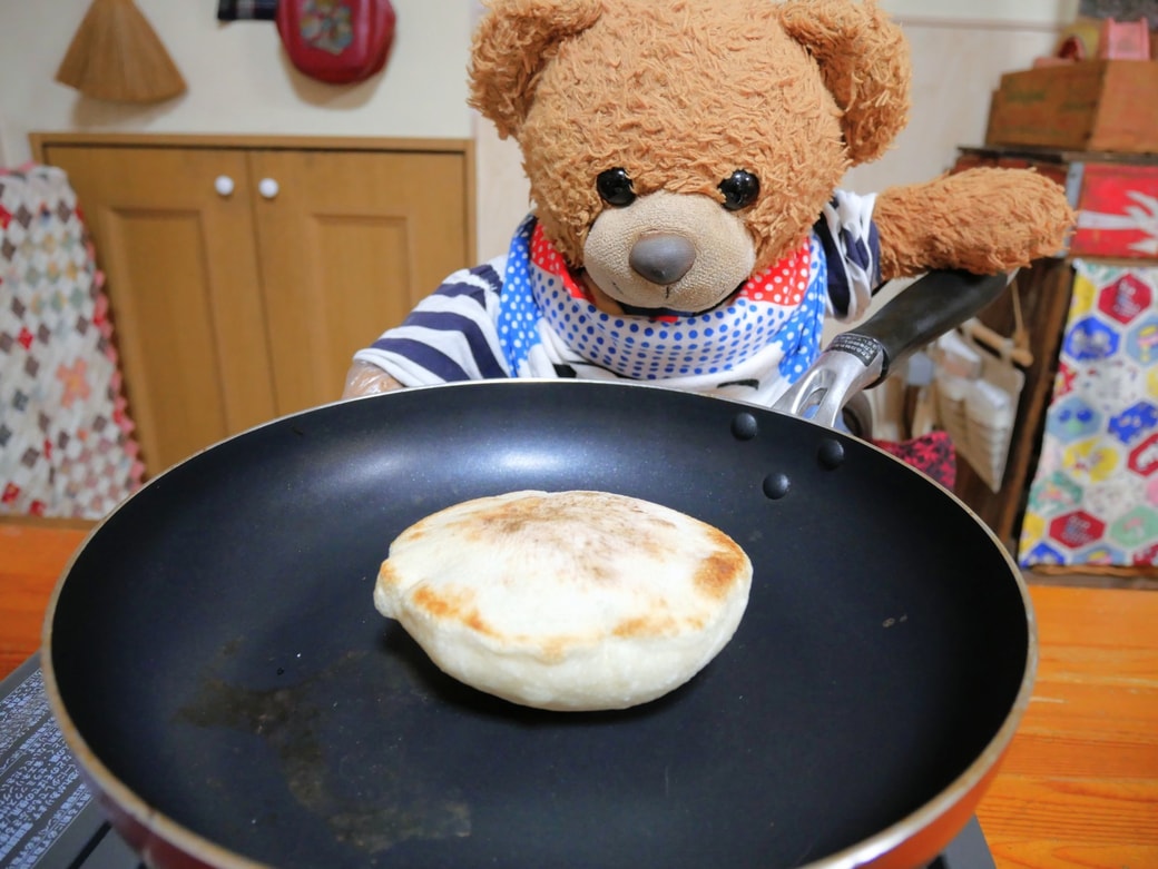 くまくんピタパンを焼いている