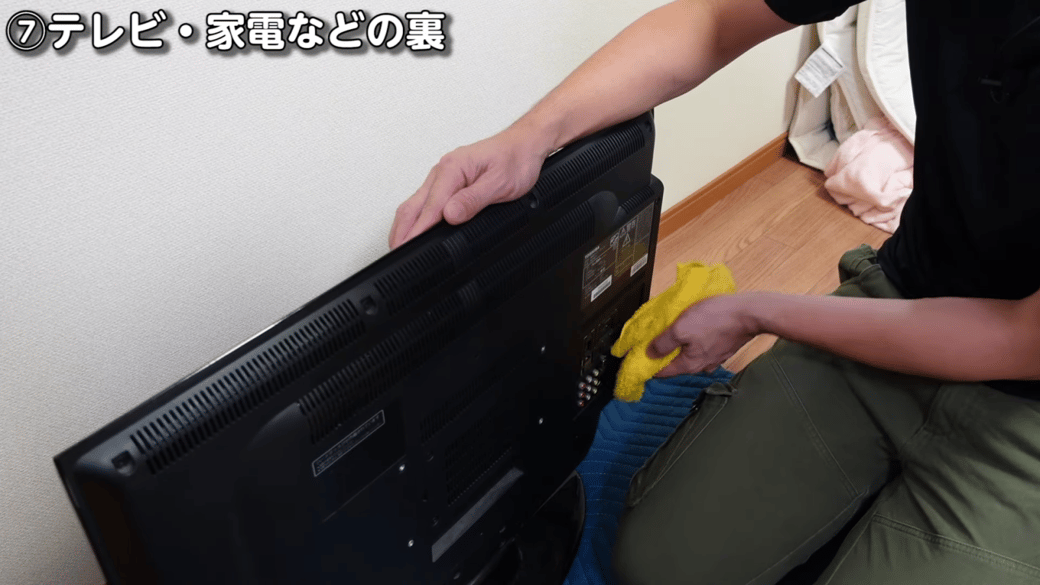 テレビの裏側をお掃除する男性