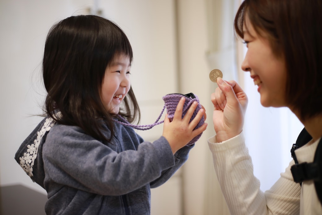 お金を子どもに渡す親