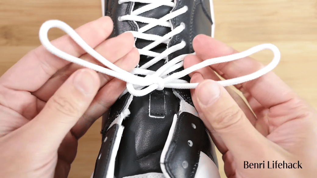 靴紐を結ぶ男性