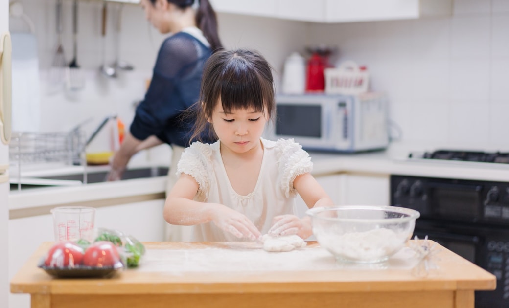 料理をする子ども