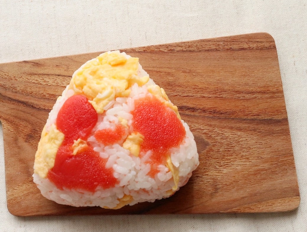 バターの隠し味がポイント！どんどん食べ進めたくなる「明太子と炒り卵のおにぎり」つくりかた