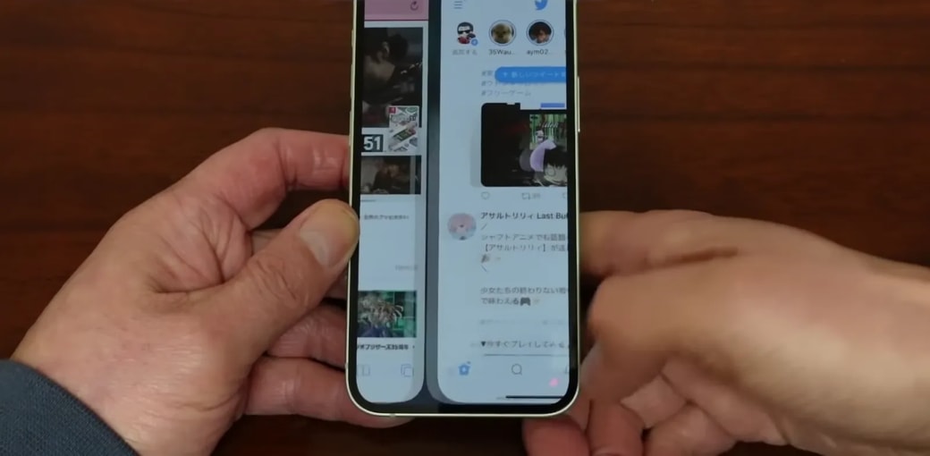 iPhoneを操作する男性