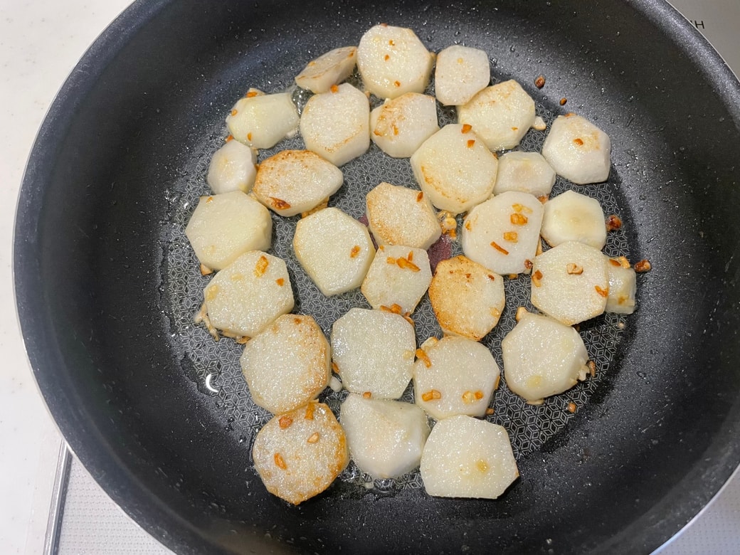 「里芋と豚肉のにんにくバター醤油炒め」作り方2