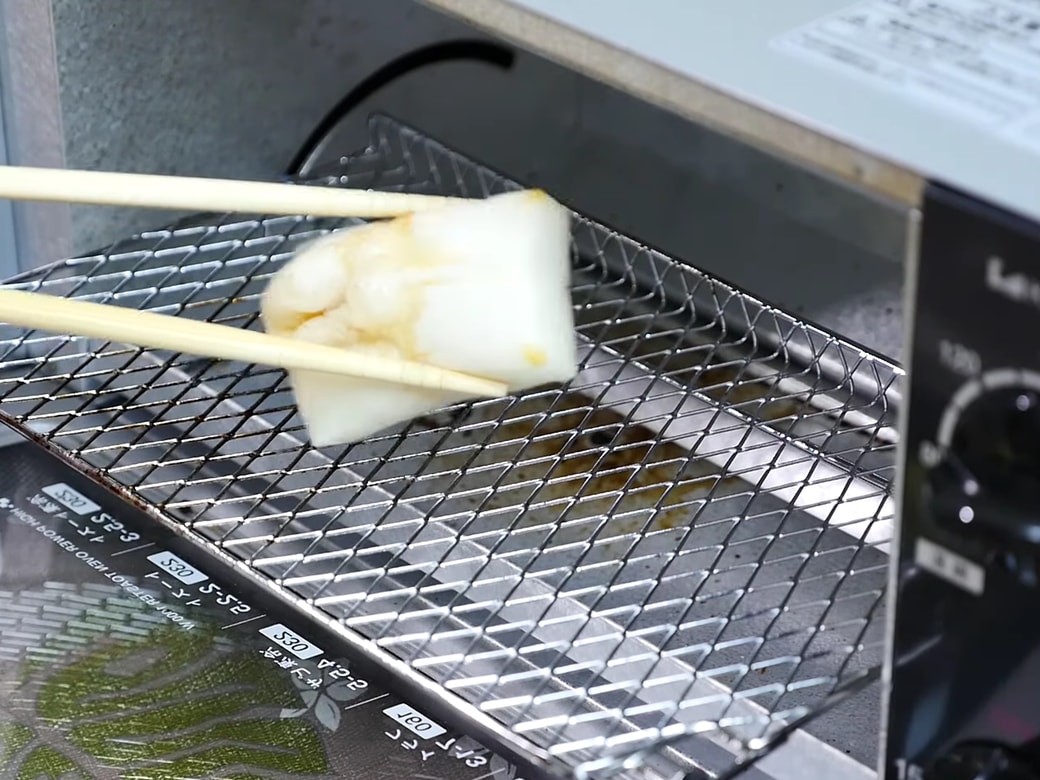 餅を焼く男性