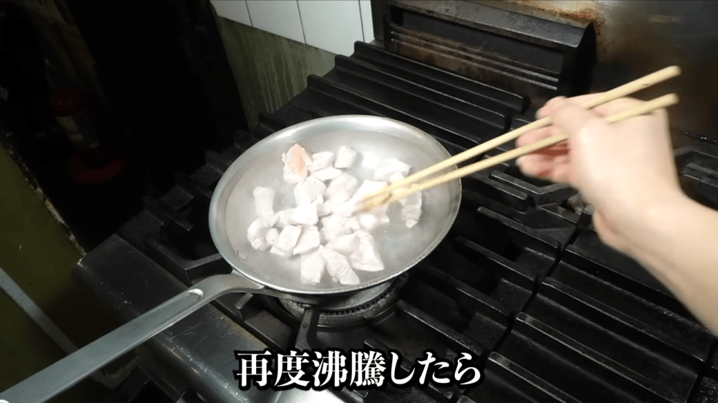 鶏肉をゆでる