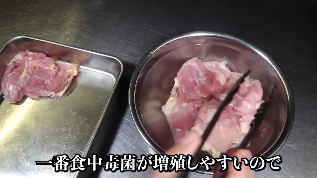 ブライン液に肉を漬ける