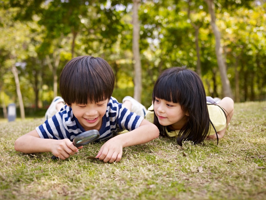 遊ぶ子どもたち