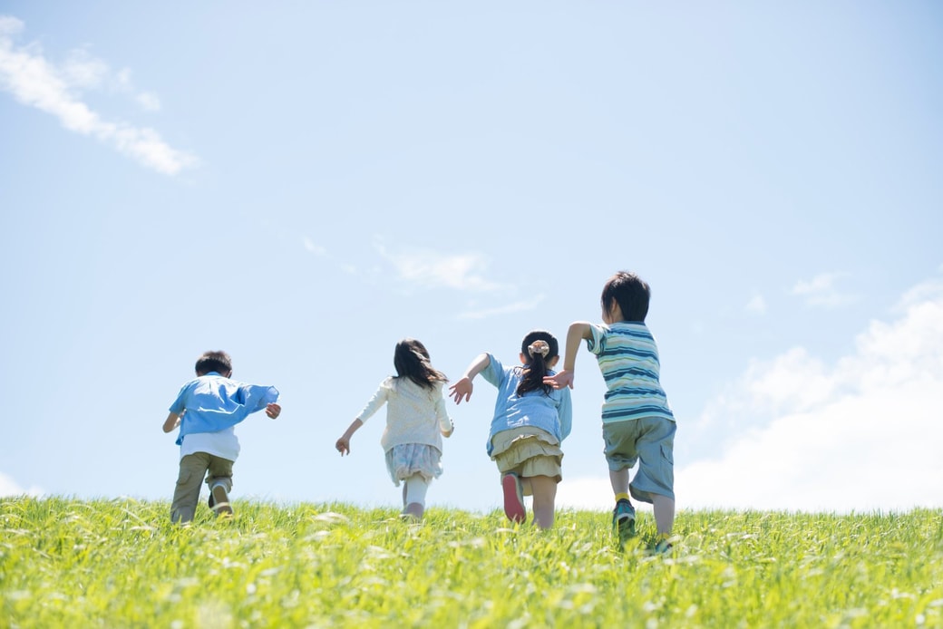 仲良く走る子どもたち