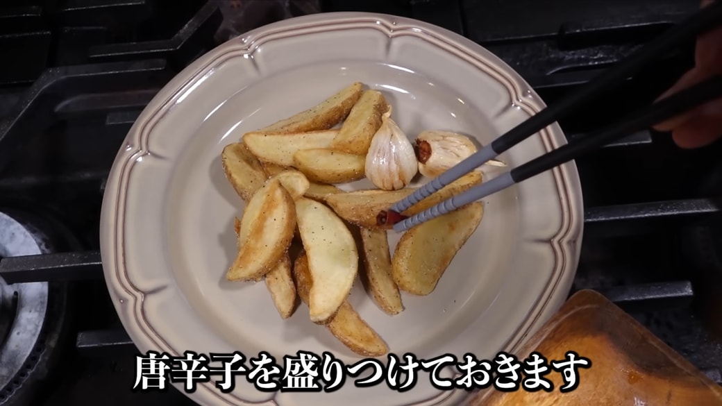 皿にポテトと唐辛子を盛る
