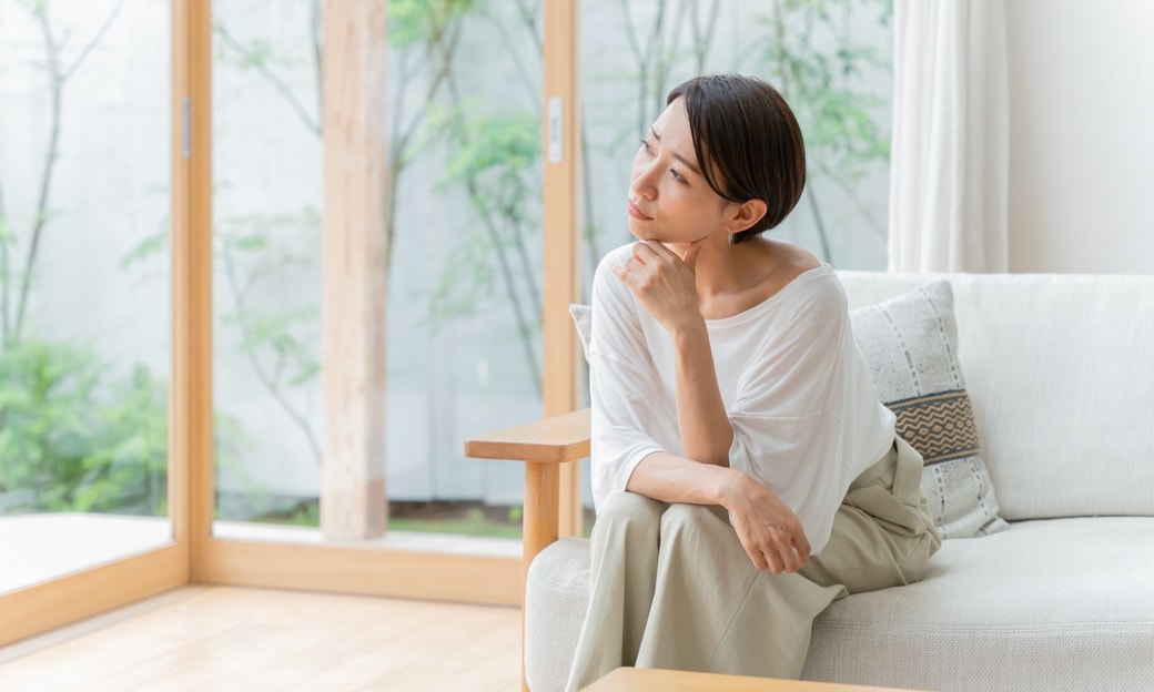 考える女性