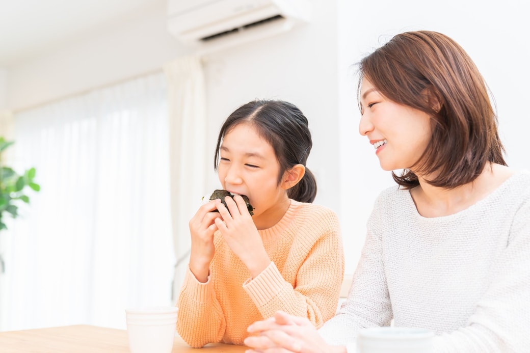 おにぎりを食べる女の子