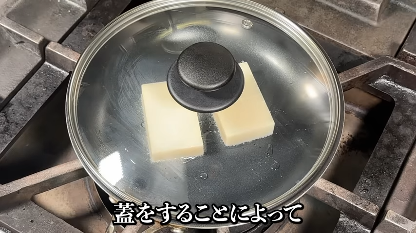 フライパンにもちを入れる