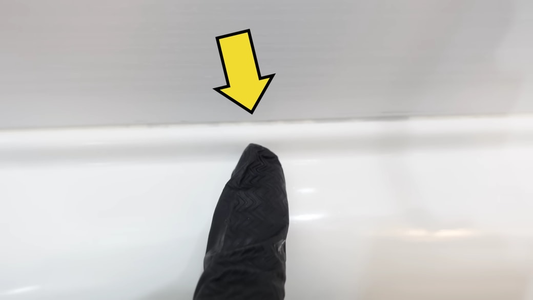お風呂掃除をする男性