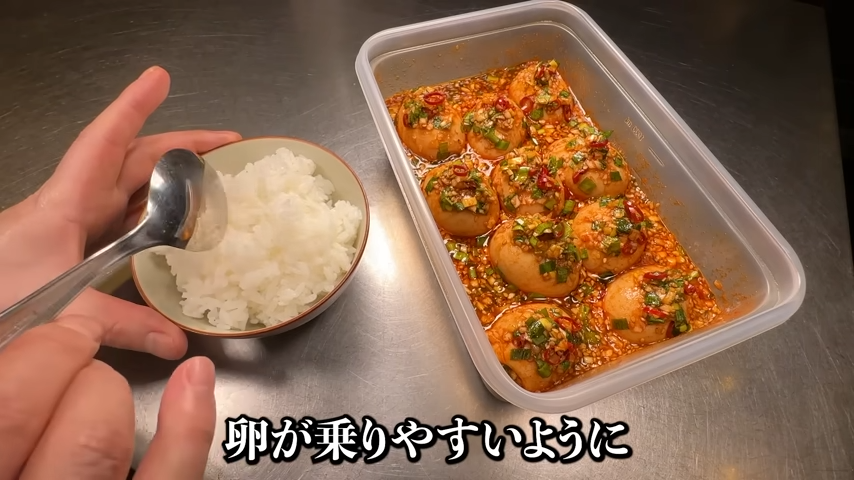 ご飯の真ん中をくぼませる