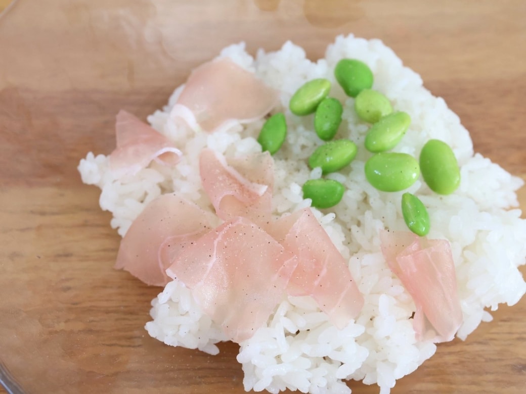 「えだ豆おにぎり」がレベチになる！　混ぜるだけで華やかになる便利な食材とは