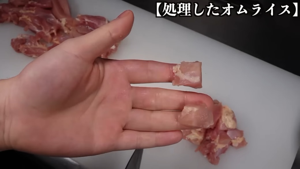 鶏肉をひと口大に切る