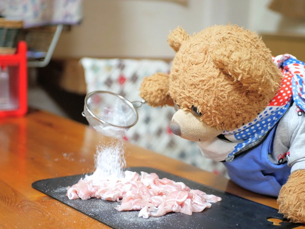 くまくん豚肉に片栗粉をふっている