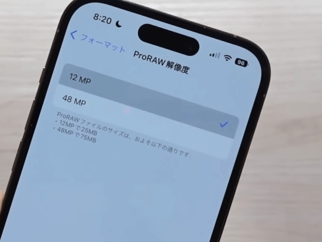 iPhone14Proの設定を行う男性