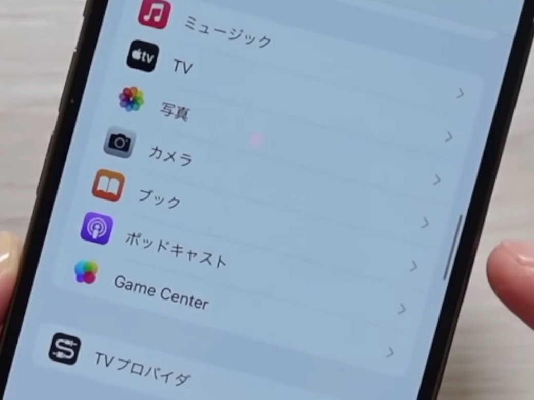 iPhone14Proを手に持つ男性