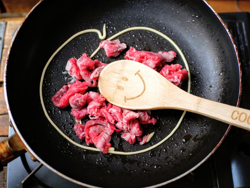 マヨネーズで牛肉を炒める