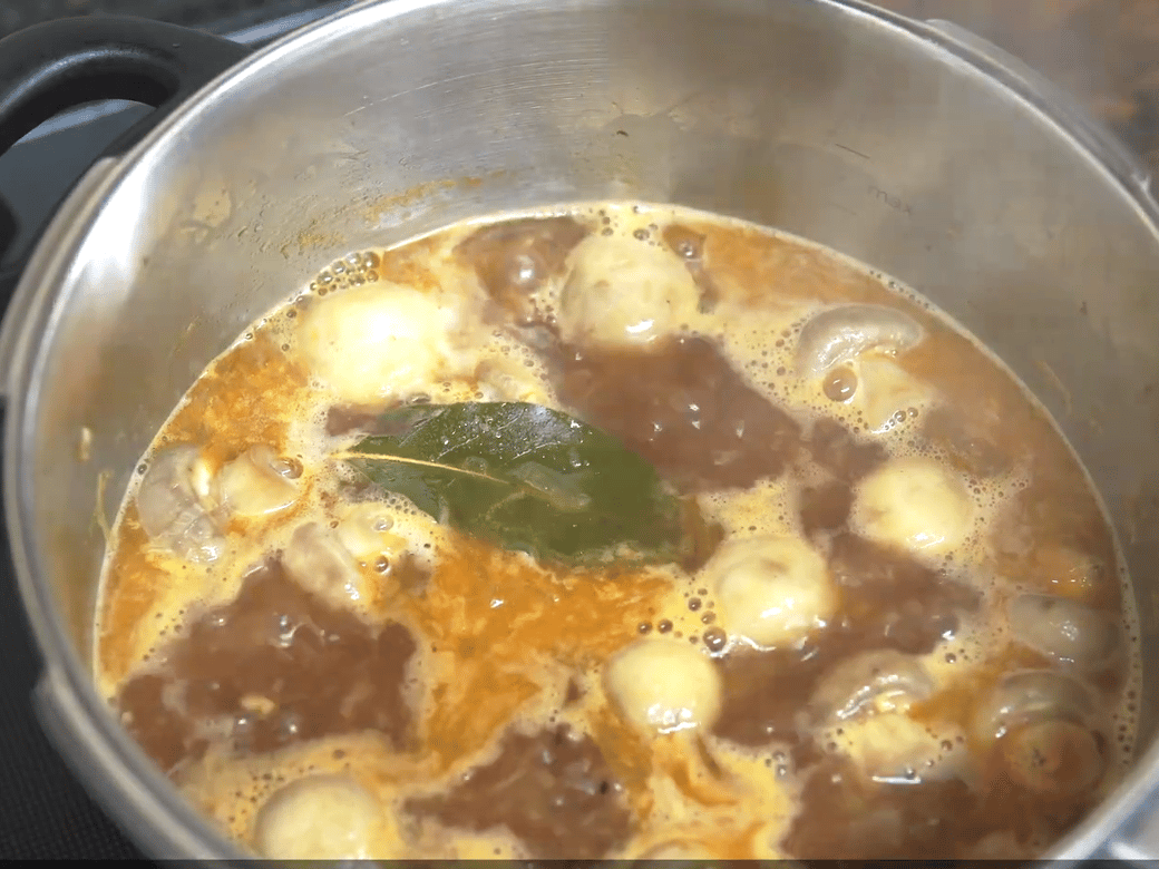 カレーを煮込む男性