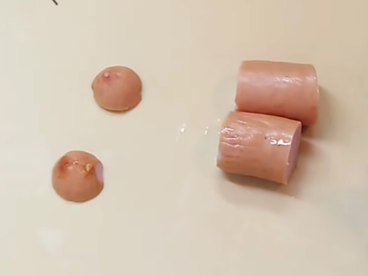 包丁で半分に切ったウインナー