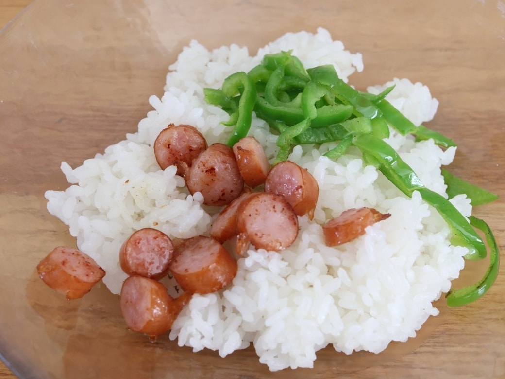 子どものお昼ごはんにぴったり！　「ウインナーおにぎり」と絶妙マッチする野菜とは