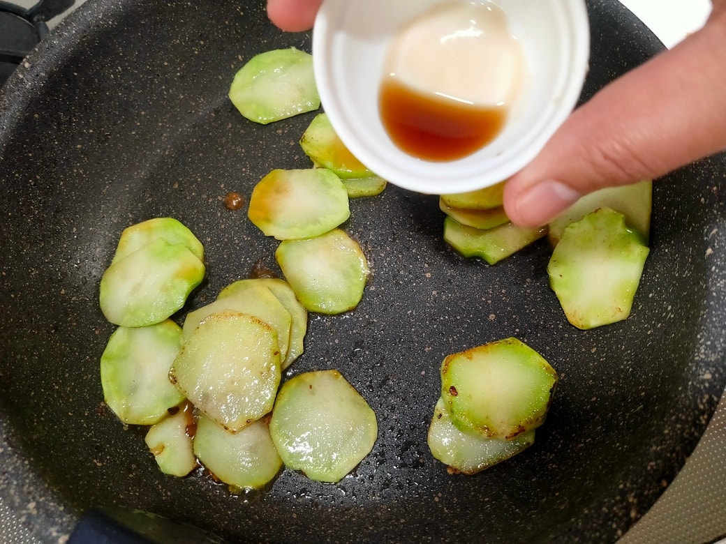 ブロッコリーの茎のめんつゆバター炒め