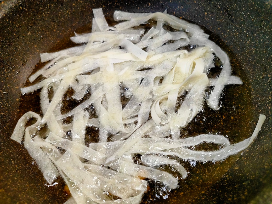 春巻き、餃子の皮のパリパリ揚げ