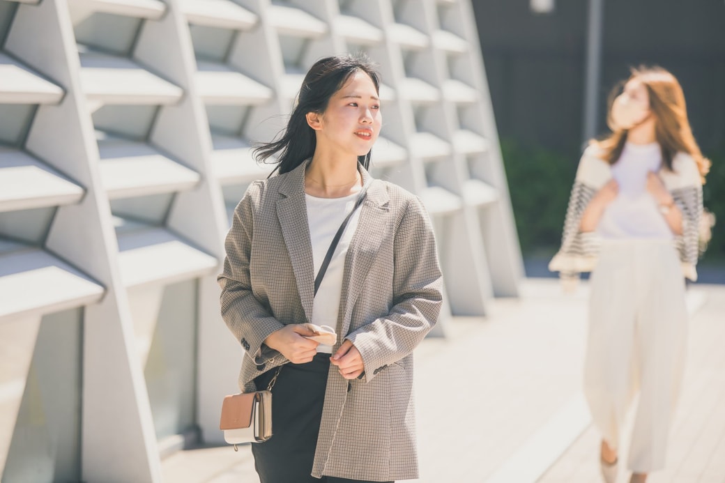 マスクをしない女性