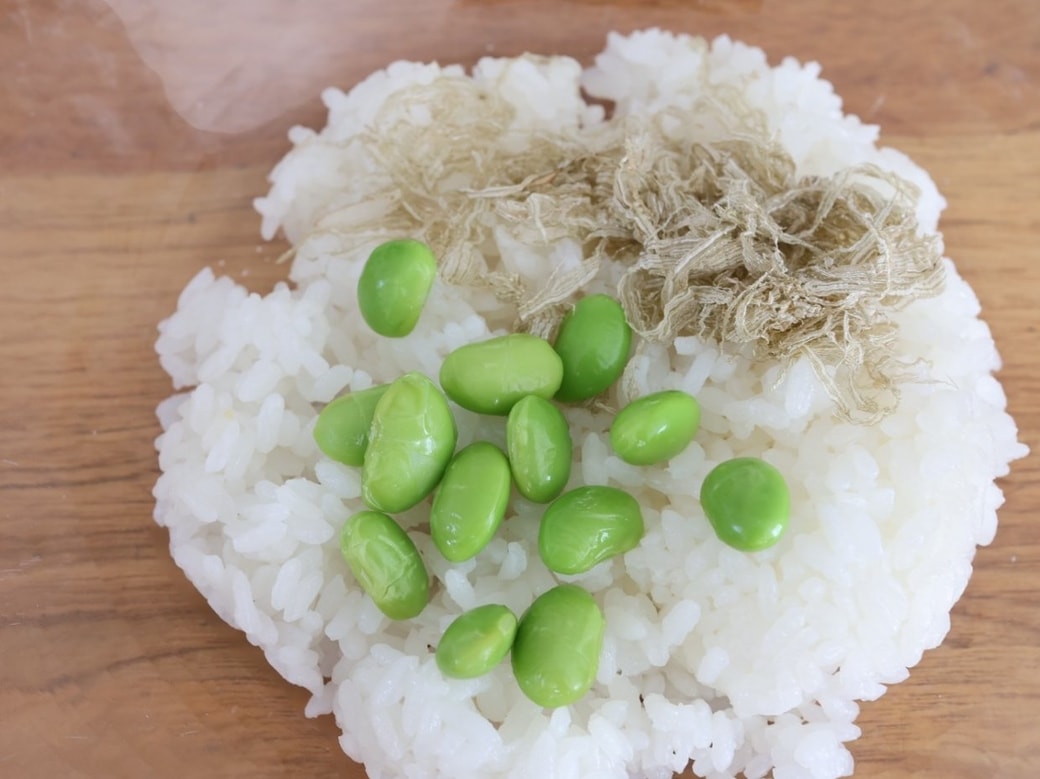 普通の「えだ豆おにぎり」じゃもったいない！　一緒に食べると食物繊維がアップする食材とは