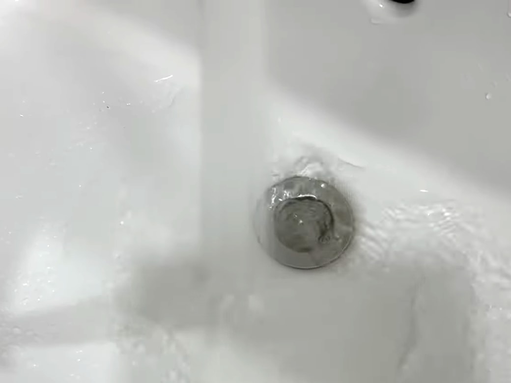 きれいに掃除をされ、排水づまりがなくなった洗面