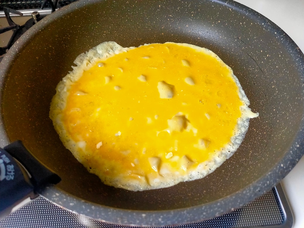 丸いフライパンで卵1個で作る卵焼き