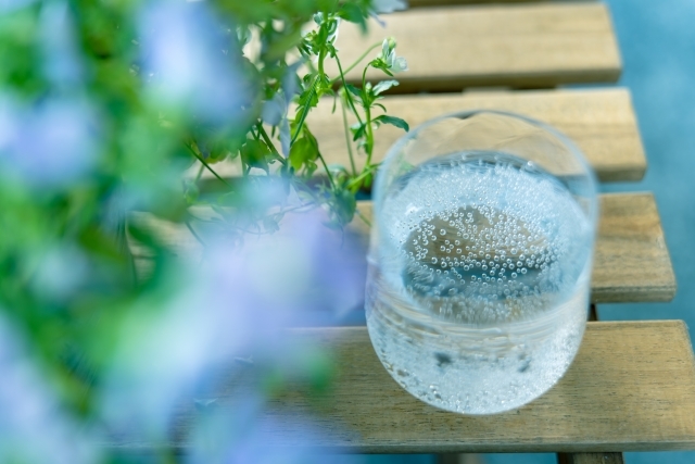 炭酸水が入ったグラス