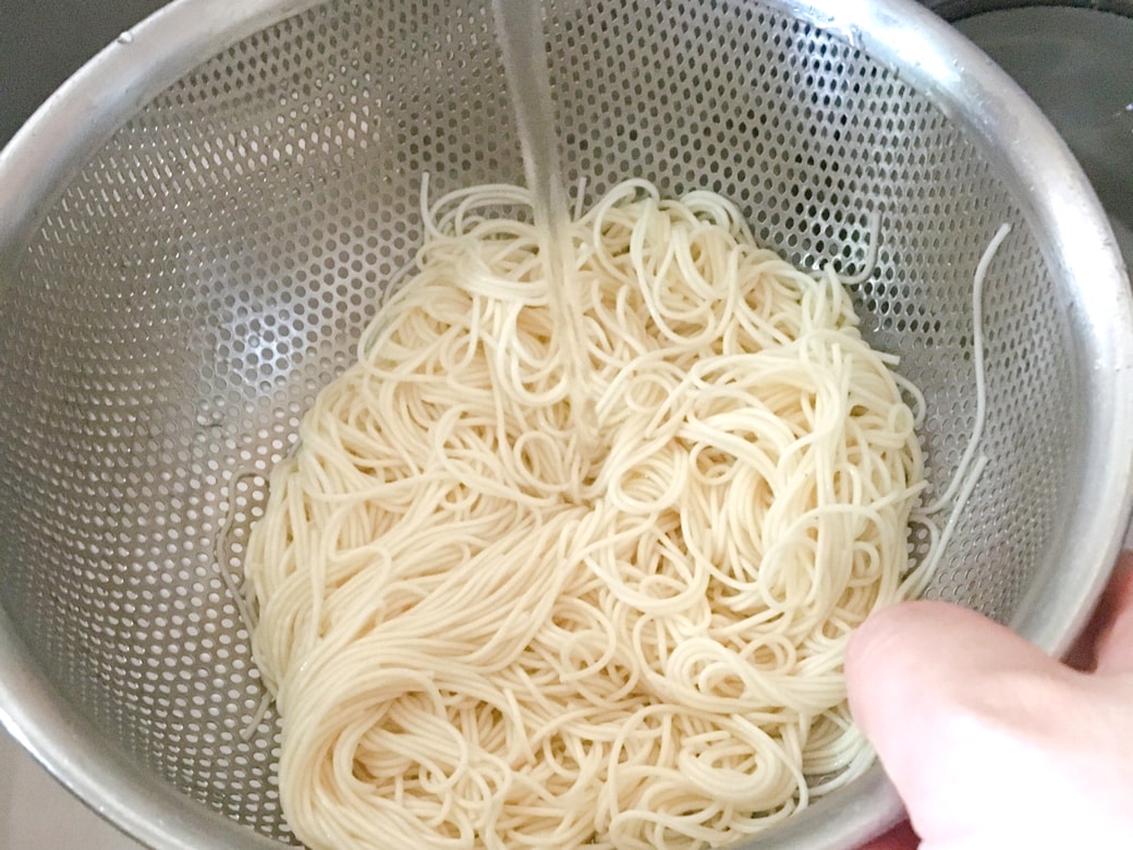 流水で冷やしているそうめん