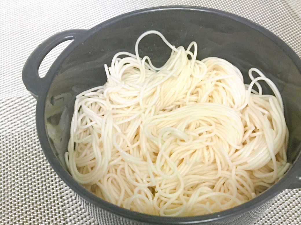 ゆでたそうめんを入れた弁当箱