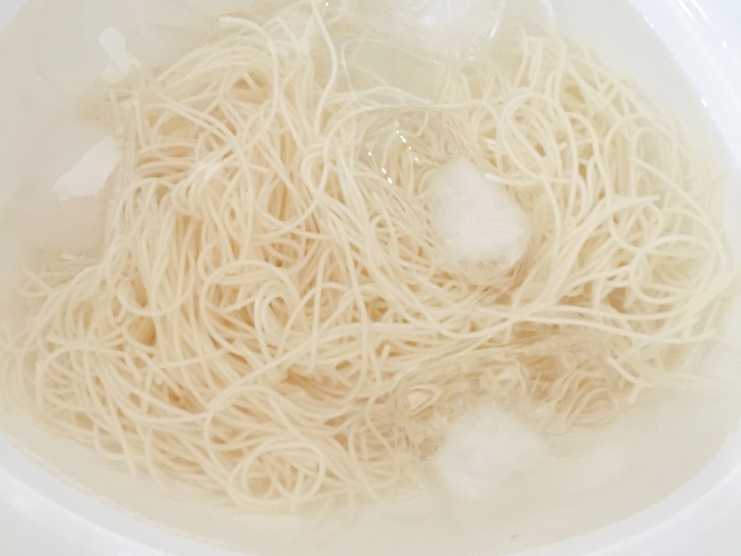 冷水で冷やすそうめん