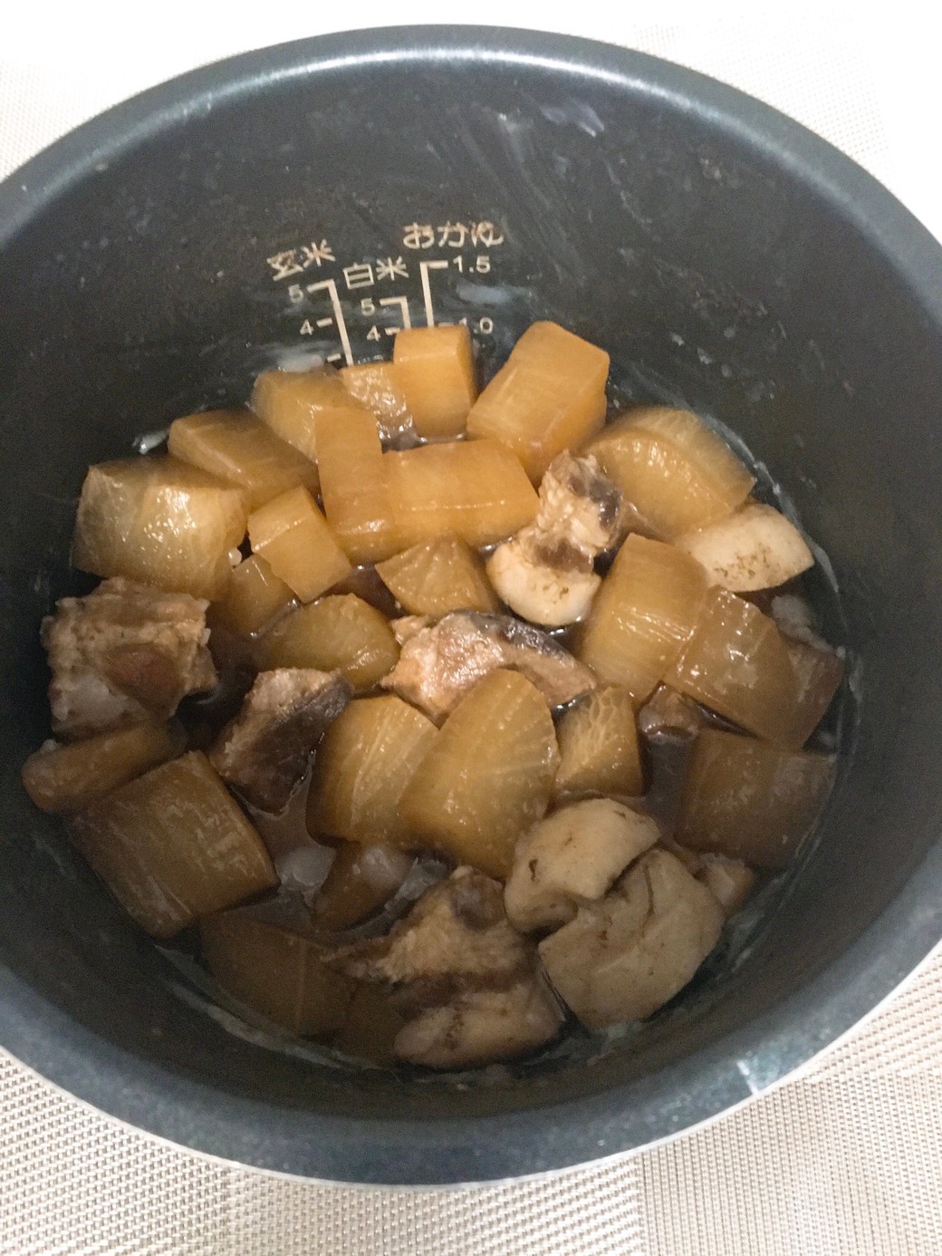 固まった脂が取れた豚肉と大根の煮物