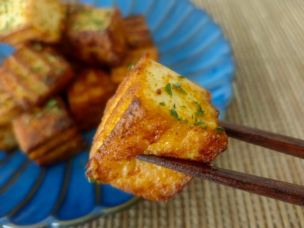 厚揚げのカリカリカレーチーズ焼き