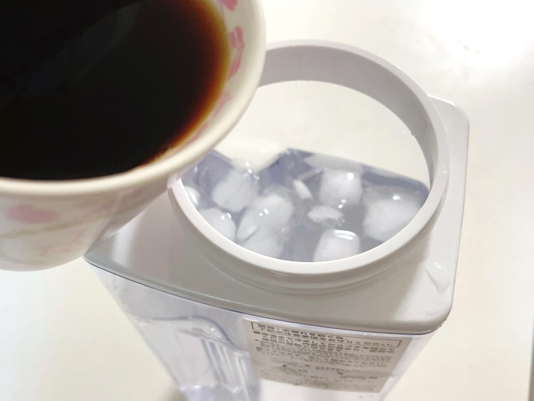 麦茶（原液）を水と氷で割る