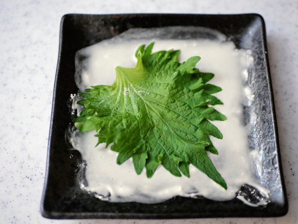 大葉に水溶き小麦粉をつける