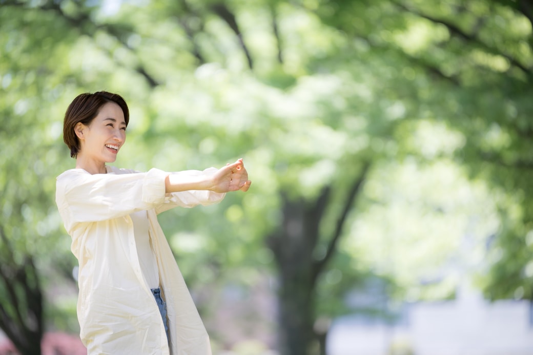 伸びをする女性