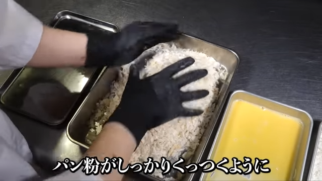 パン粉を斜めから押して肉につける