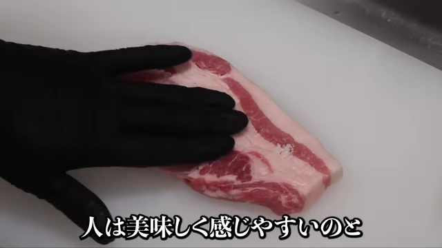 肉に塩をすりこむ