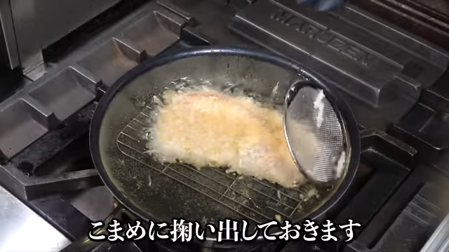 パン粉をすくう