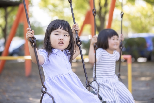 外遊びする子ども