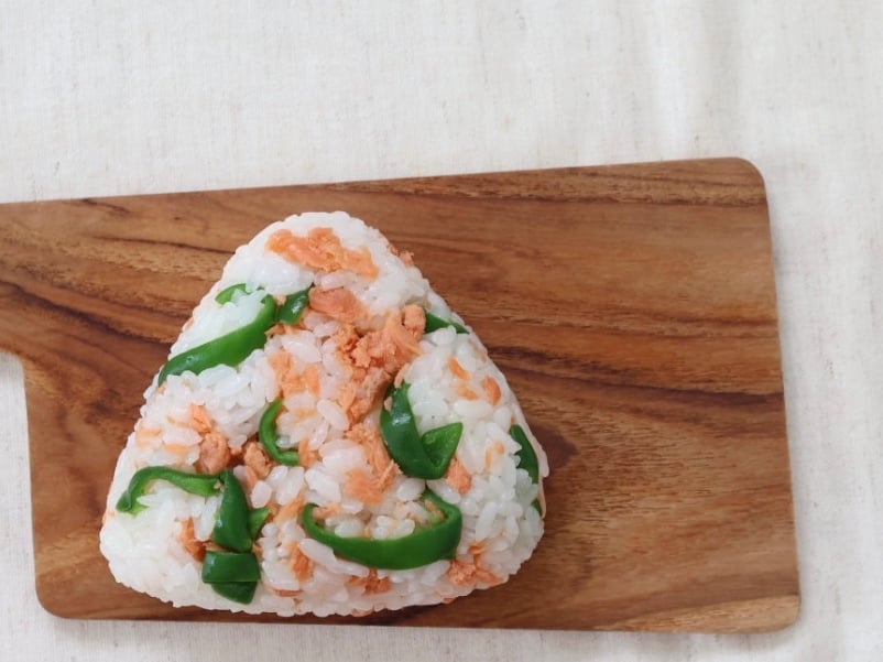 夏休みのお昼ごはんに！　「鮭フレークおにぎり」に混ぜるだけで止まらなくなる旬の野菜とは