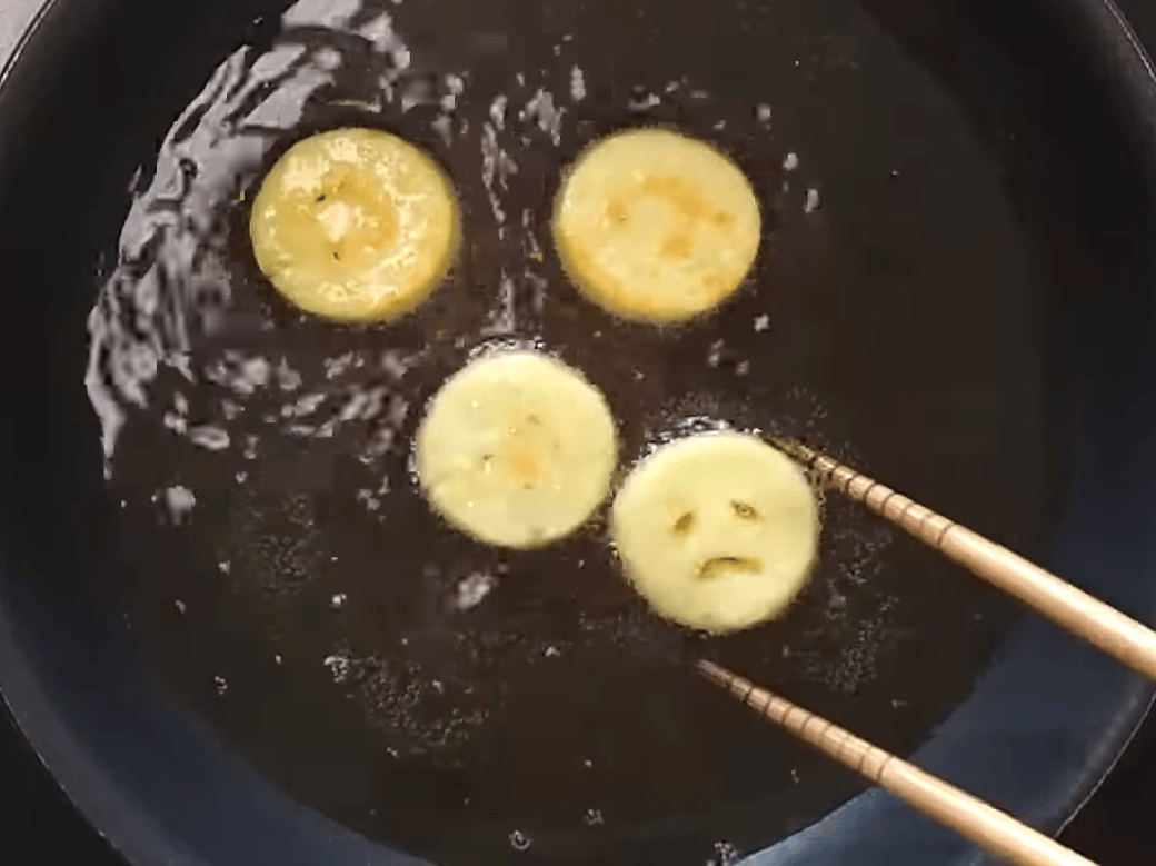 ポテトを揚げ焼きにする女性